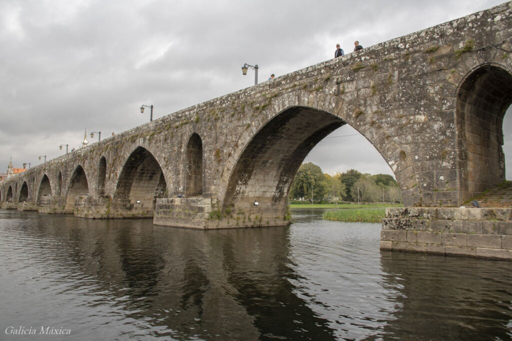 Puente medieval sobre el ríoLima