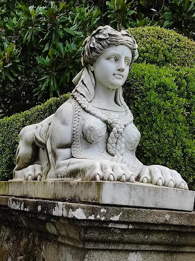forma de esfinge femenina decorativa, inspirada en el arte clásico grecorromano y egipcio.